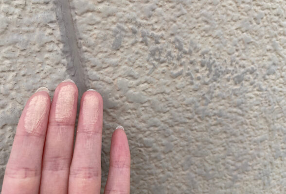 外壁に白い粉が付く？チョーキング現象の見分け方・放置リスクと対処方法を解説