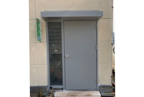 立体駐車場屋外の鉄製扉・庇屋根の塗装　富山県富山市