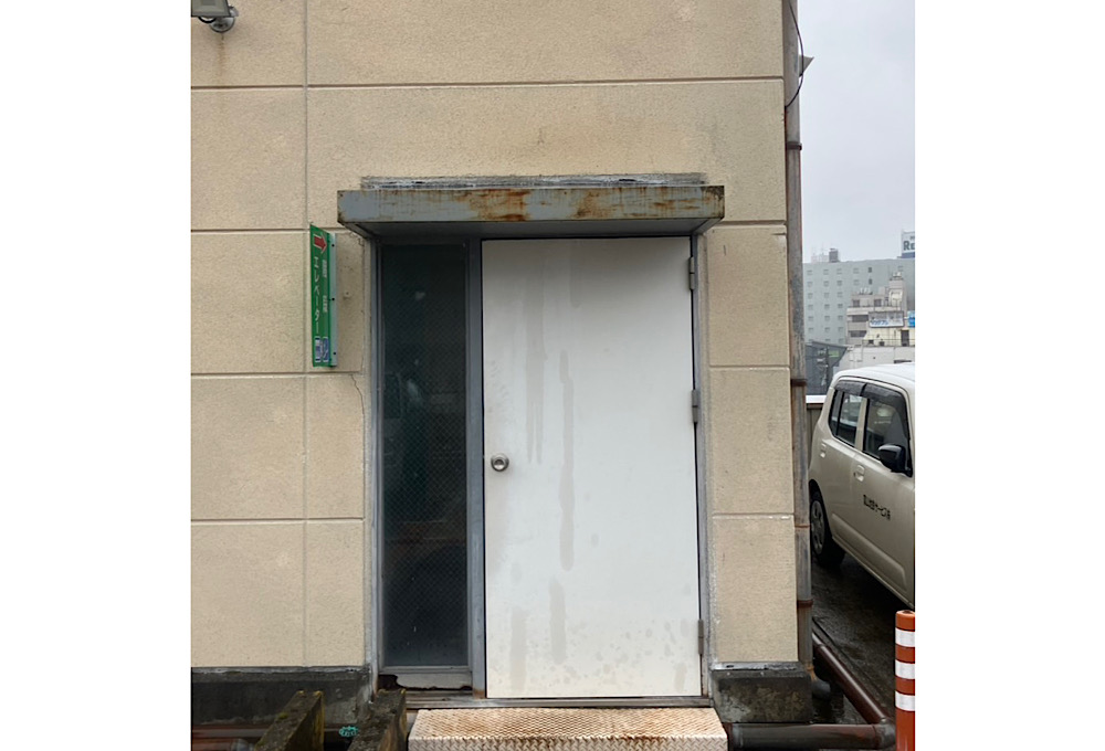 鉄扉塗装　富山県塗装
鉄部塗装　庇屋根塗装