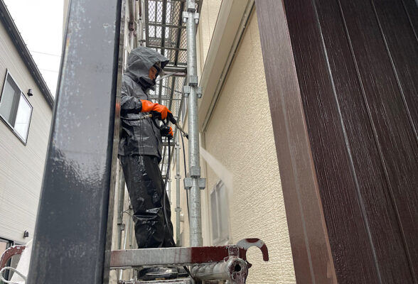 外壁のチョーキング現象とは？防汚性との関係と外壁洗浄・外壁塗装の違いを解説します。