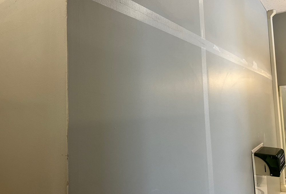 メッシュテープ貼付　パテ処理　室内塗装　内部塗装　富山県　トイレ壁塗装