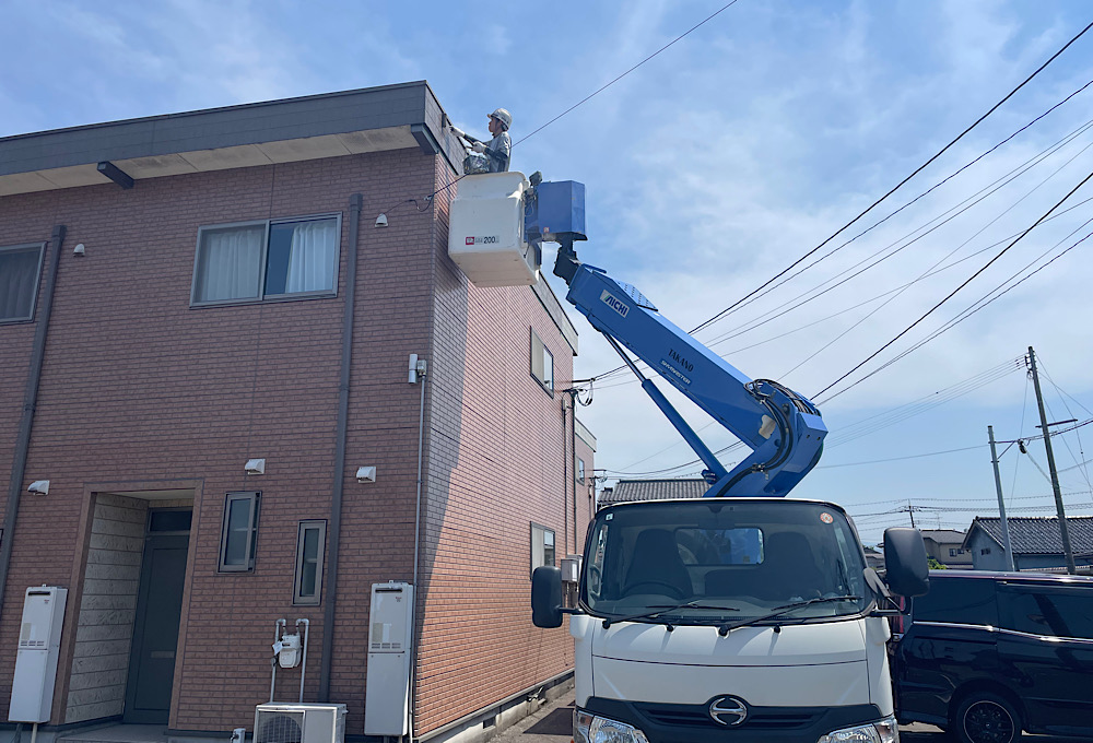 塗装工事　高所作業者　破風板塗装