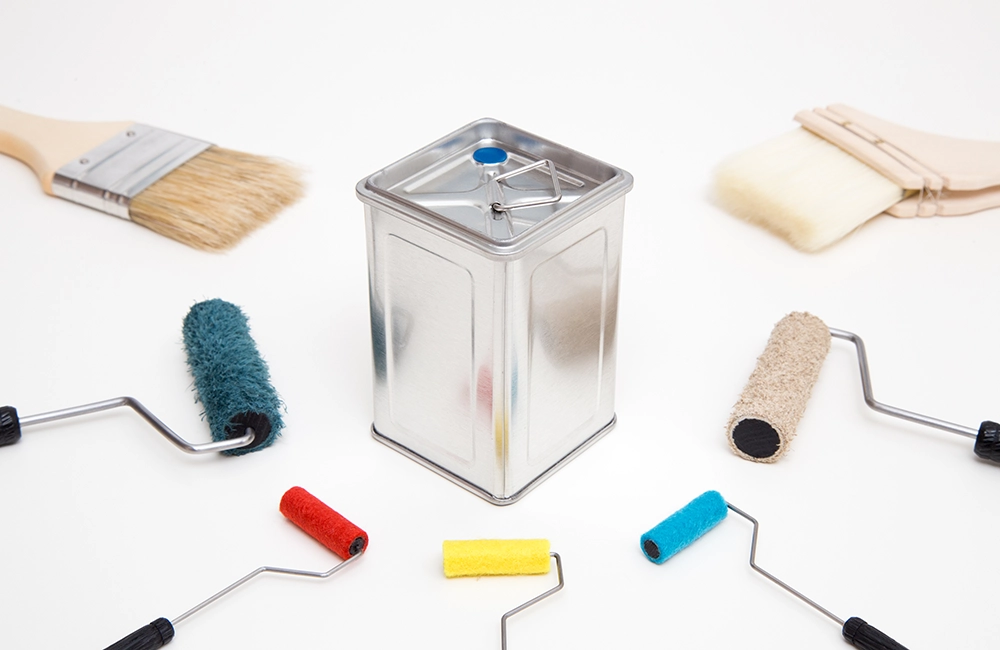 塗料の正しい選定と使用量を細かく確認しながら工事を行います。