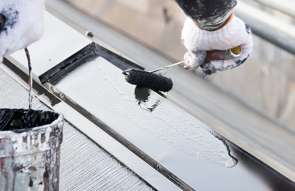 屋根は見えにくいけど重要！どこよりも丁寧に塗装します。